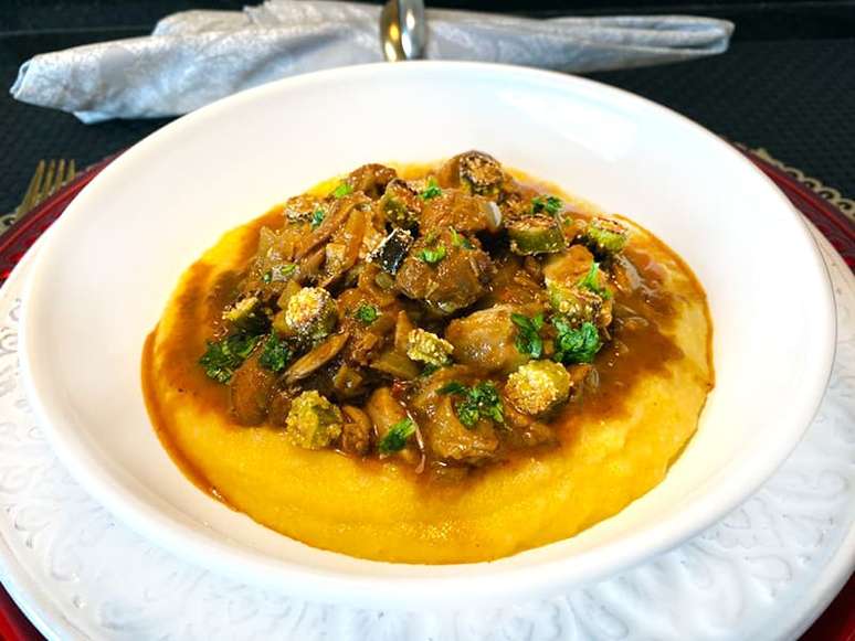 FRANGO ENSOPADO COM POLENTA E CRISPY DE QUIABO