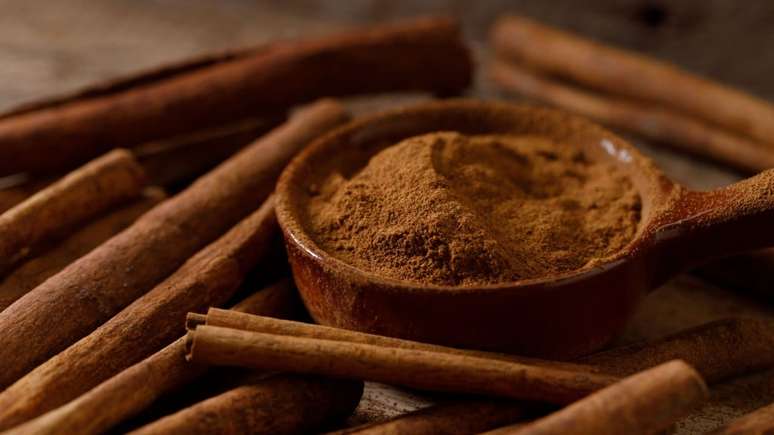 Confira 6 rituais com canela para atrair amor e prosperidade! Veja como essa especiaria atrai boas energias e abrir caminhos na sua vida.