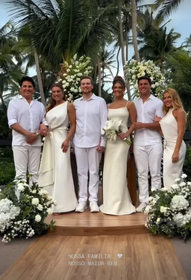 Luma Cesar e Ed Beccle ao lado de Cesar Filho, Elaine Mickely, Luigi Cesar e Júlia Vieira - Instagram