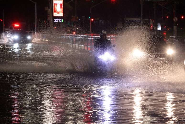 A chuva de quinta-feira causou vários pontos de alagamento na capital: um deles no acesso ao Viaduto Antártica, em Perdizes.