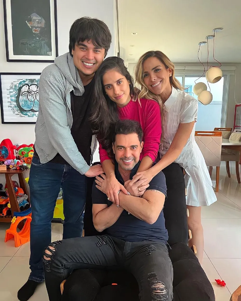 Zez&eacute; Di Camargo com os tr&ecirc;s filhos mais velhos, Wanessa Camargo, Camilla Camargo e Igor Camargo - Instagram