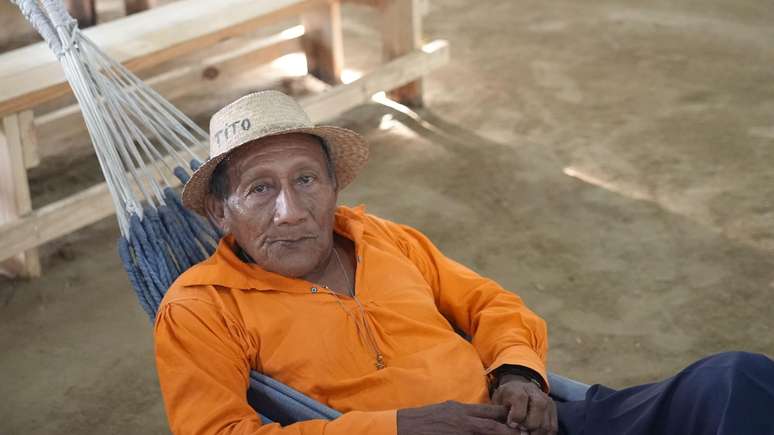 Tito López é o sayla de Isberyala, a autoridade máxima da comunidade.