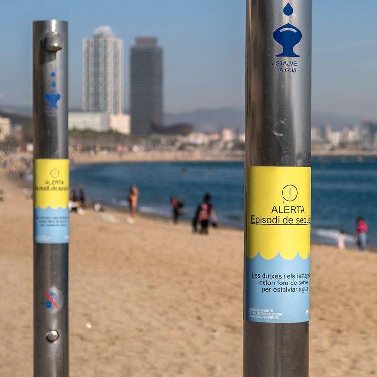 Os chuveiros públicos de algumas praias de Barcelona foram desligados, para economizar água