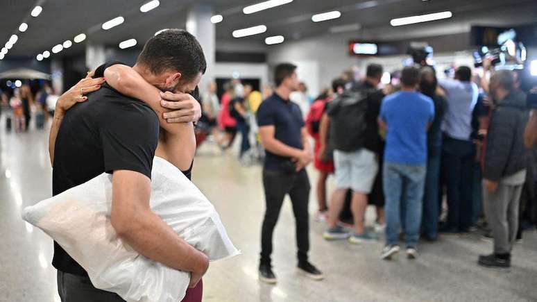 No primeiro vôo de brasileiros deportados sob o governo Trump, as repatriades desceram algemado em Manaus; Na foto, sua chegada mais tarde a Belo Horizonte e o alívio da reunião