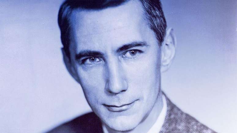 "Minha mente divaga e coisas diferentes me ocorrem dia e noite. Como um escritor de ficção científica, penso: e se fosse assim?" Claude Shannon, 1916-2001