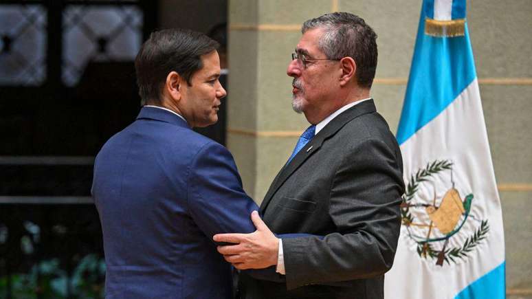 O presidente guatemalteco, Bernardo Arévalo (à direita), mostrou-se aberto a cooperar com Rubio em questões de imigração