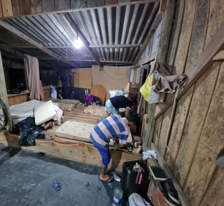 Foram resgatados 18 trabalhadores, sendo 12 homens e seis mulheres, com idades entre 17 e 67 anos, alguns deles não alfabetizados, vivendo em condições precárias. 