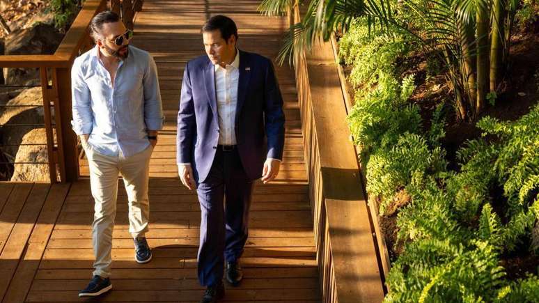 Durante o encontro com Rubio, o presidente salvadorenho Nayib Bukele (à esquerda) se ofereceu para abrigar 'criminosos condenados' de várias nacionalidades, incluindo cidadãos americanos, na megaprisão do país