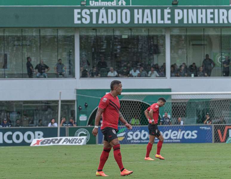 Atlético vence rival 