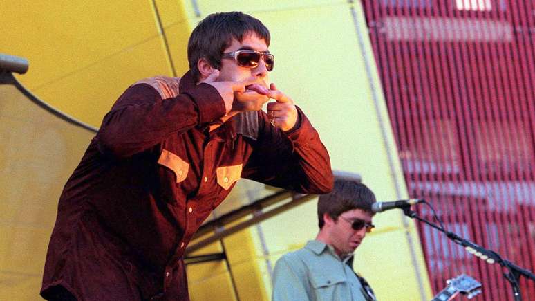 Liam e Noel Gallagher durante show do Oasis em 1997 -
