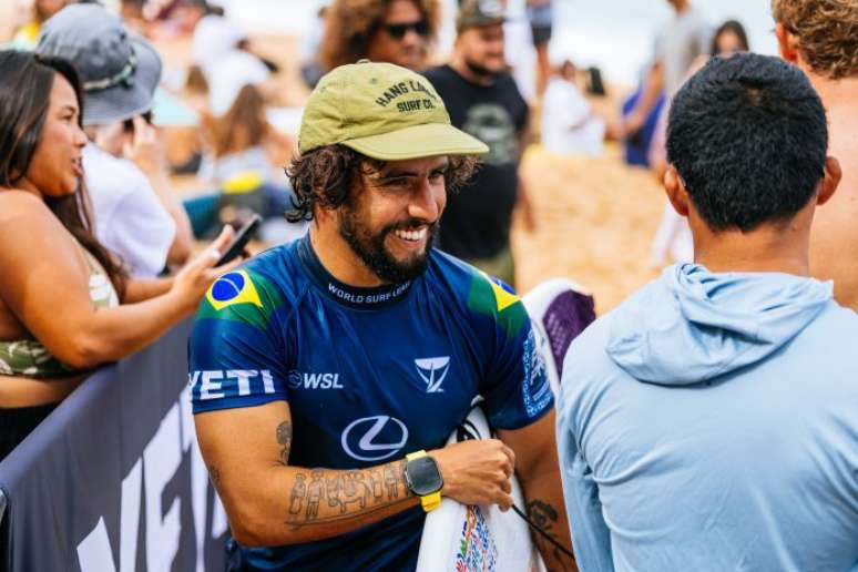 Ian Gouveia chega à semifinal WSL no tubo. 