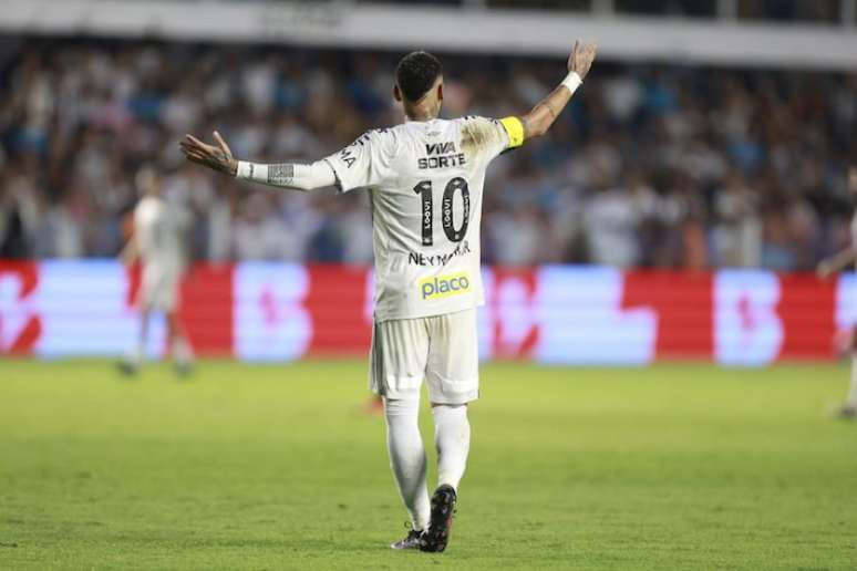 Neymar entrou no segundo tempo da partida contra o Botafogo-SP.