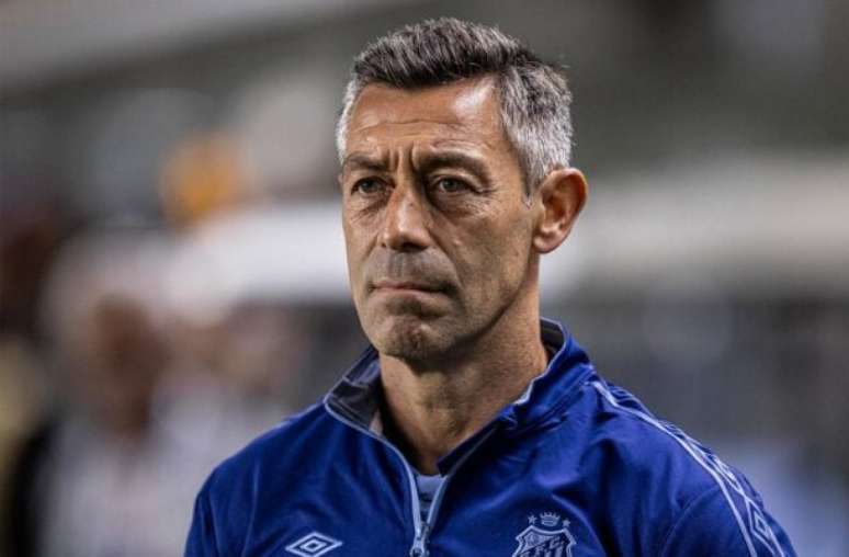 Raul Baretta/ Santos FC - Legenda: Pedro Caixinha observa o Santos Raul Baretta/ Santos FC - Legenda: Pedro Caixinha observa o Santos