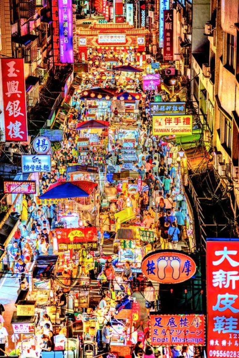 Os mercados noturnos de Taiwan são famosos por vender uma grande variedade de comida a preços acessíveis