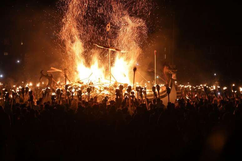 O festival anual Up Helly Aa é um tributo à herança nórdica das Ilhas Shetlands
