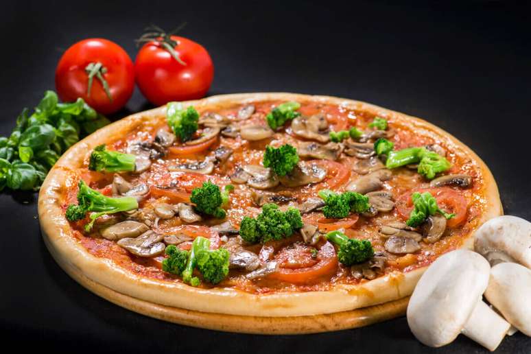 Pizza de brócolis com tomate e cogumelo 
