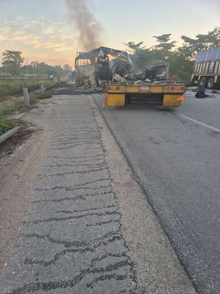 La colisión entre el autobús y el camión en México estaba muerta docenas de muertos y nueve personas resultaron heridas.