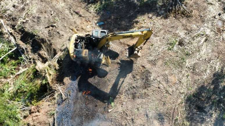 Segundo a PF, foram inutilizados ou apreendidos 10 motores estacionários, 15 acampamentos, duas canoas, um motor rabeta, duas armas artesanais e duas pás carregadeiras