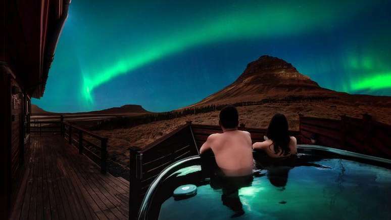 As piscinas naturalmente aquecidas da Islândia são pontos de observação perfeitos para a aurora boreal