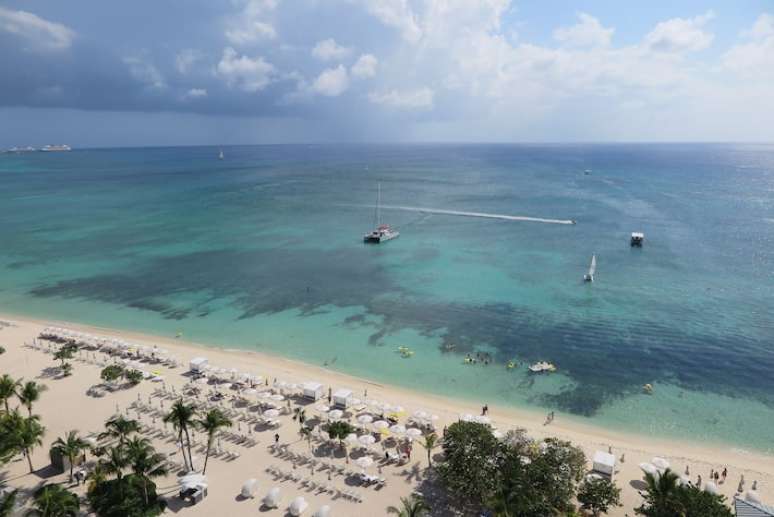 O mar transparente da Seven Miles Beach, nas Ilhas Cayman
