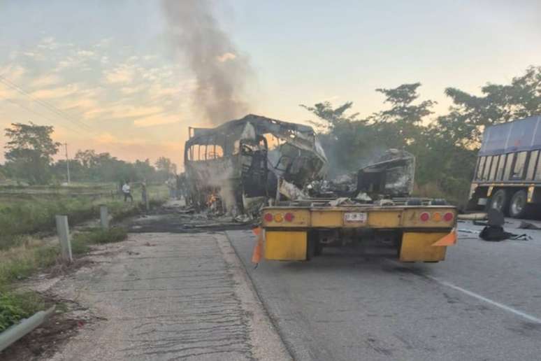 Colisão entre ônibus e caminhão no México deixa dezenas de mortos e nove feridos.