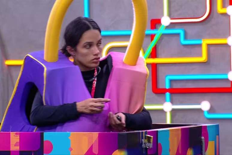 No BBB25, Eva deve encontrar chave correta em meio a centenas de chaves para abrir cadeado