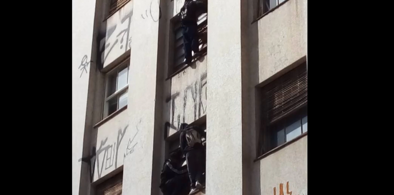 Homens picham prédio em SP, não conseguem descer e acabam detidos