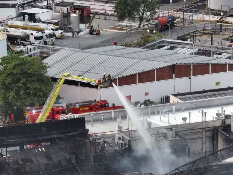 Um incêndio de grandes proporções atingiu uma fábrica de óleo, no sábado, 8, no bairro da Ribeira, na Ilha do Governador.