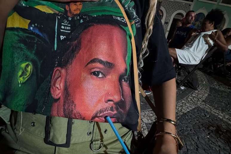 Júlia brinca com blusa de Lewis Hamilton em publicação nas redes sociais –