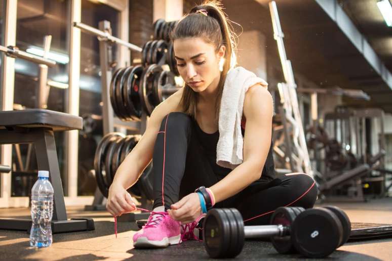 Alguns exercícios na academia podem ser feitos sem tênis