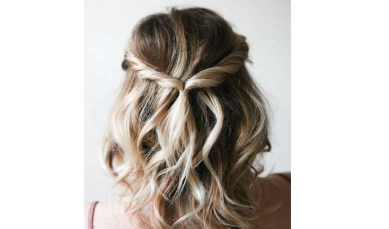 Um dos mais tradicionais, prender as mechas da franja ou da frente na parte detrás é uma opção prática e charmosa para o dia a dia. Na foto, o diferencial são as mechas torcidas, também fáceis de fazer! –