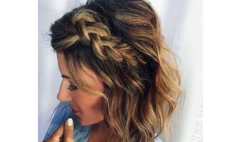 As tranças laterais ou estilo tiara são penteados para cabelo curto fáceis de fazer, ótimo para quando aparece aquele rolê de última hora! –