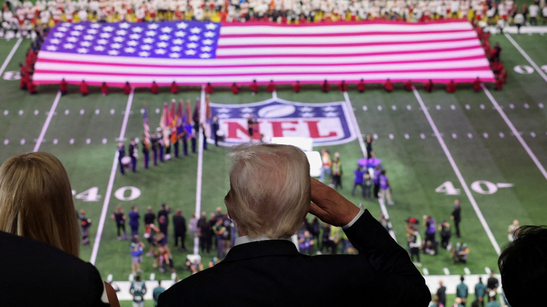 Trump nos saludó cuando la canción nacional del alma nacional era biyost