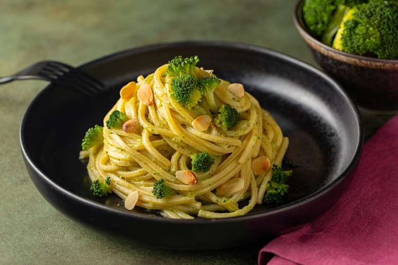 Noodles with broccoli and garlic Noodles with broccoli and garlic