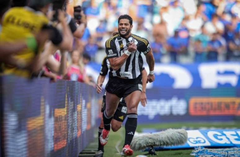 Hulk comemora gol contra o Cruzeiro