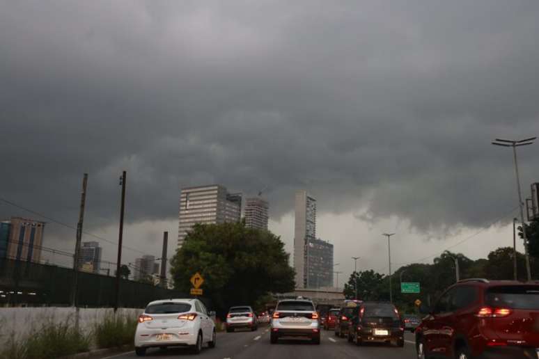 Marginal Pinheiros entrou em estado de atenção para alagamentos.