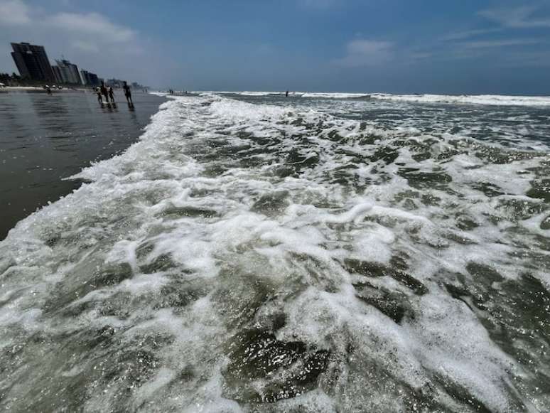 Movimentação de banhistas na Praia Real, na Praia Grande, litoral sul de SP.