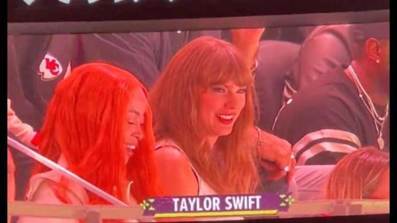 Durante um intervalo da partida, ao ser filmada e exibida nos telões do estádio, Swift foi alvo de vaias do público presente no Super Bowl