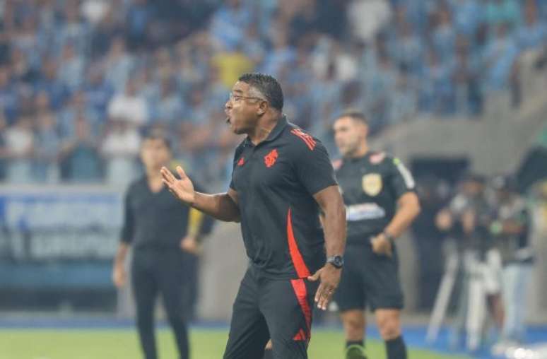 Súmula do Gre-Nal detalha expulsão de auxiliar de Roger Machado no Inter – Reprodução