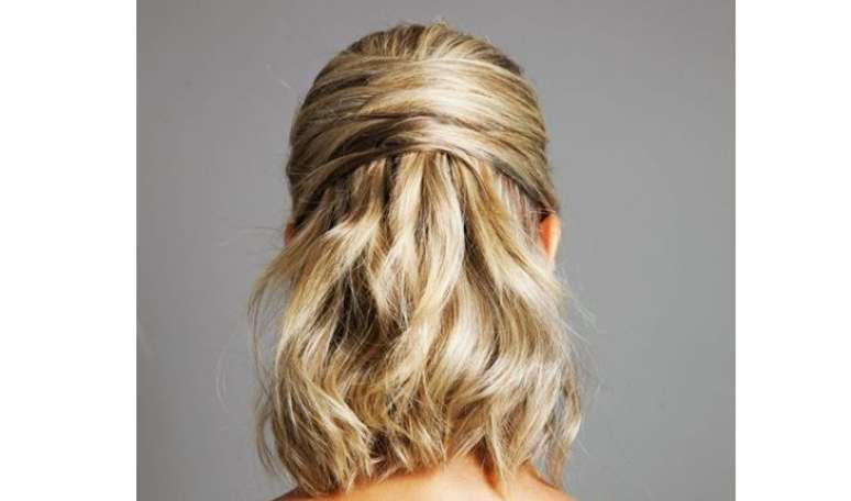 Para fazer esse penteado, ótimo tanto para a escola ou para sair com os amigos, é só prender as mechas da frente na parte detrás e prender as mechas laterais por cima, alternando os lados! –