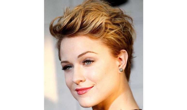 Quem tem os cabelos bem curtinhos também pode aproveitar a franja para fazer um penteado com volume –