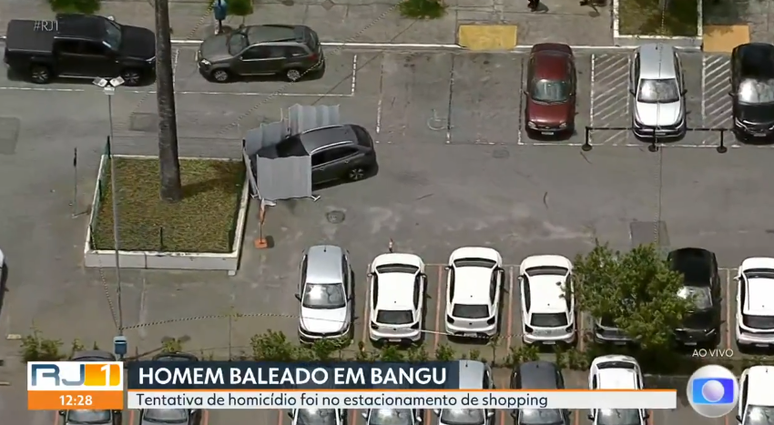 Imagem mostra carro isolado em estacionamento de shopping