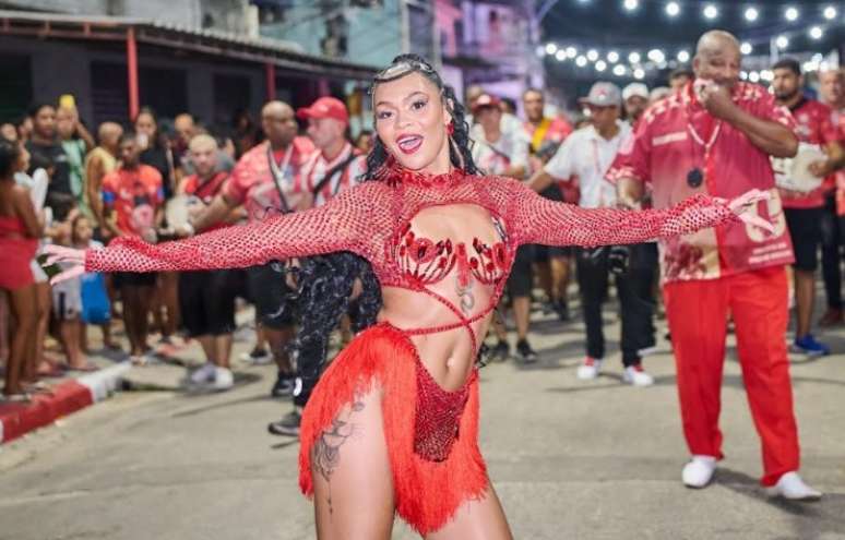 Rainha de bateria da Unidos de Padre Miguel - Andressa Marinho 