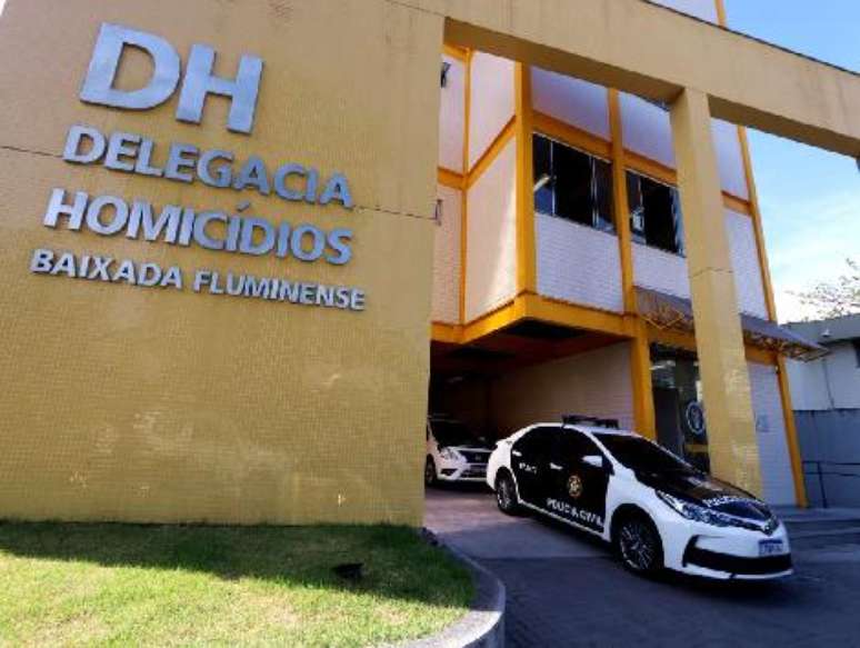 Viatura é vista em frente à Delegacia de Homicídios da Baixada Fluminense