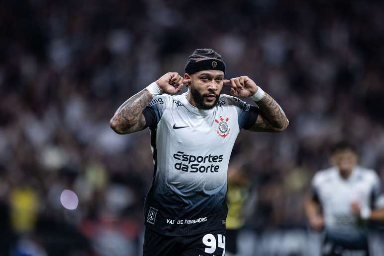 Memphis Depay, do Corinthians, comemora seu gol marcado sobre o São Bernardo durante partida válida pela 8ª rodada do Campeonato Paulista
