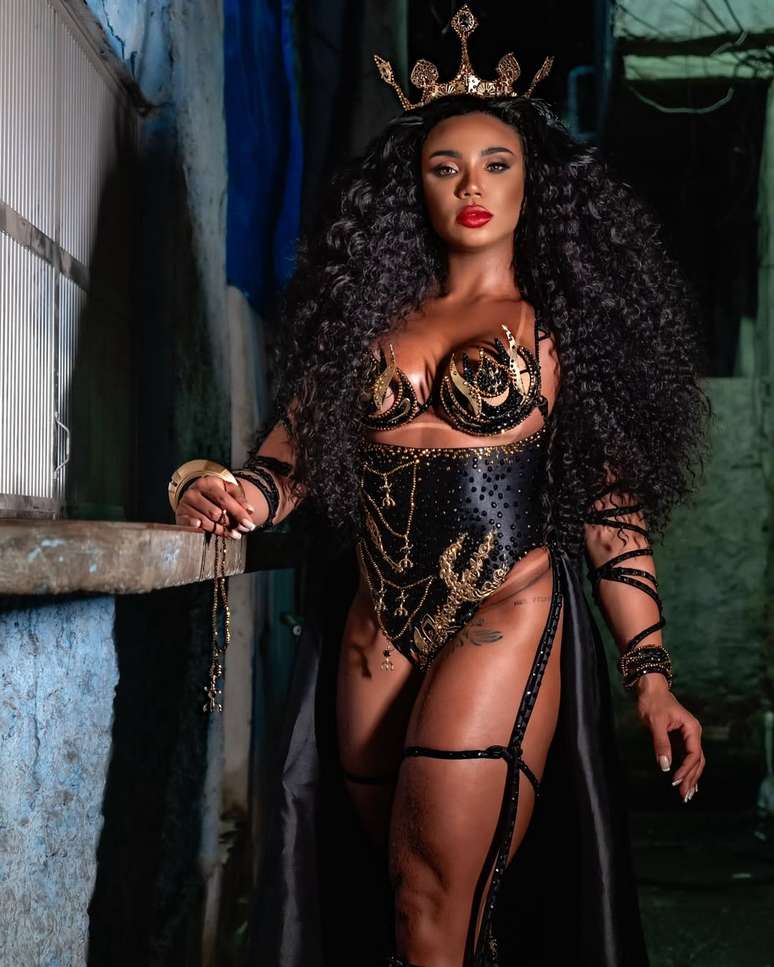 Rainha da bateria Estação Primeira de Mangueira - Evelyn Bastos 