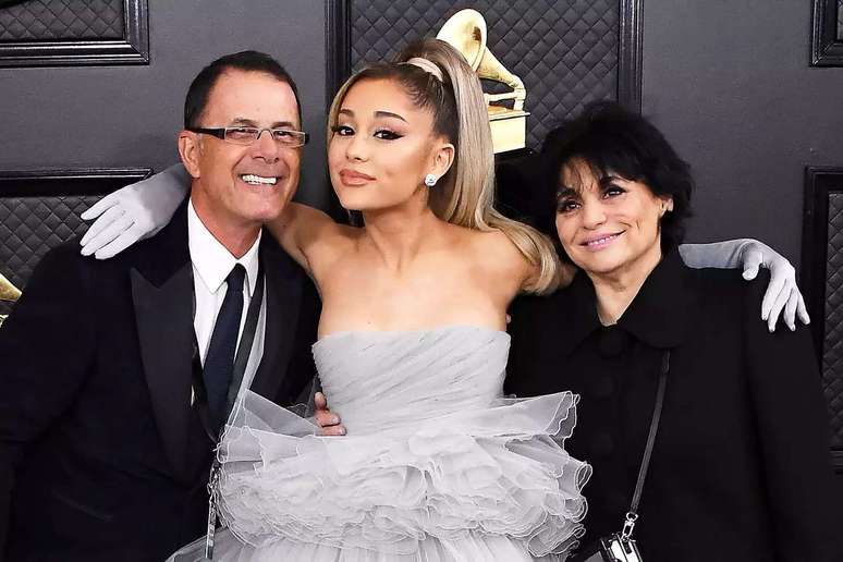 Edward Butera, Ariana Grande e Joan Grande no Grammy Awards de 2020 em Los Angeles.