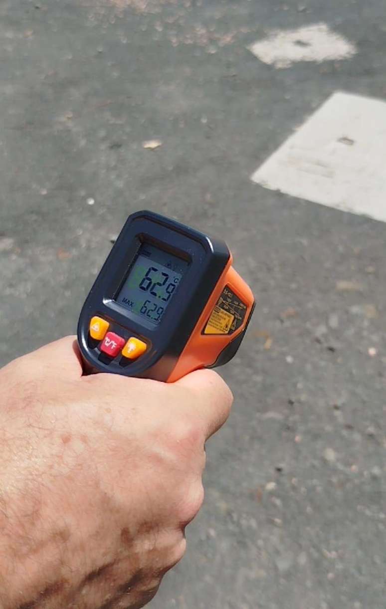 Term&ocirc;metro marca 62&deg;C junto a piso de cimento no Parque Harmonia, em Porto Alegre, RS