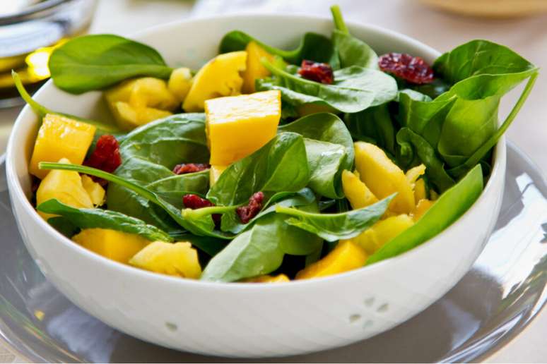 Salada detox de espinafre com manga 