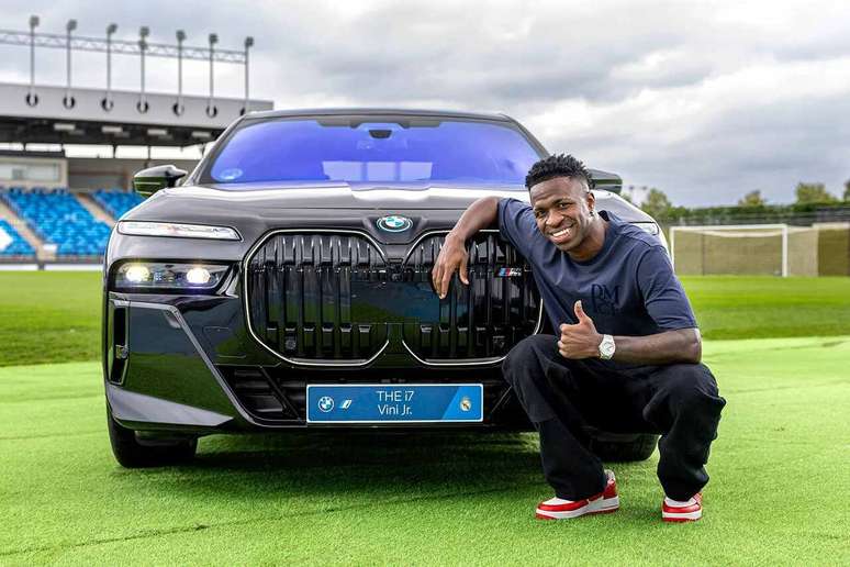 Vini Jr com a BMW –
